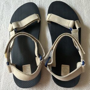 TEVA 12 white sandals
